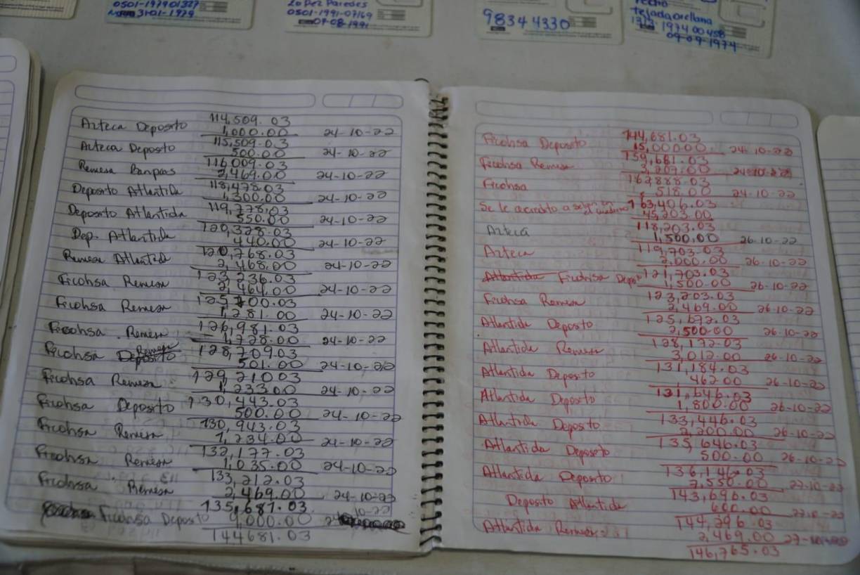 Las autoridades también dijeron que “obligaba a las víctimas de extorsión a realizar transferencias bancarias”.