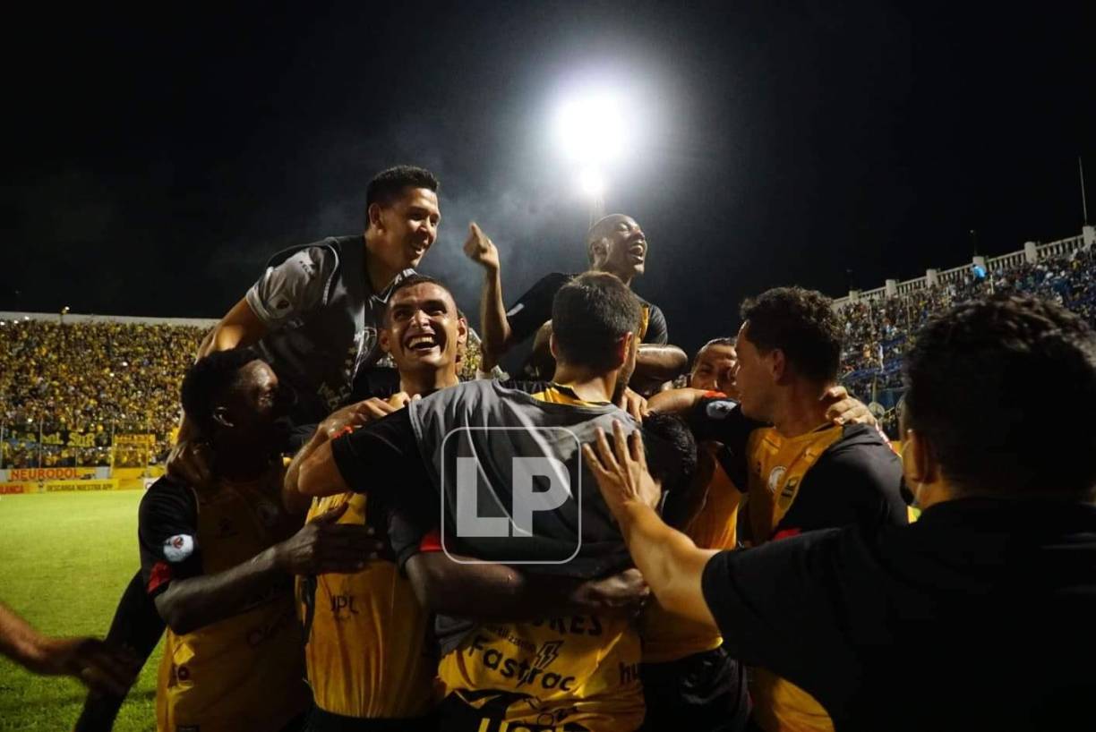 La locura de los jugadores del Real España celebrando en el Morazán.