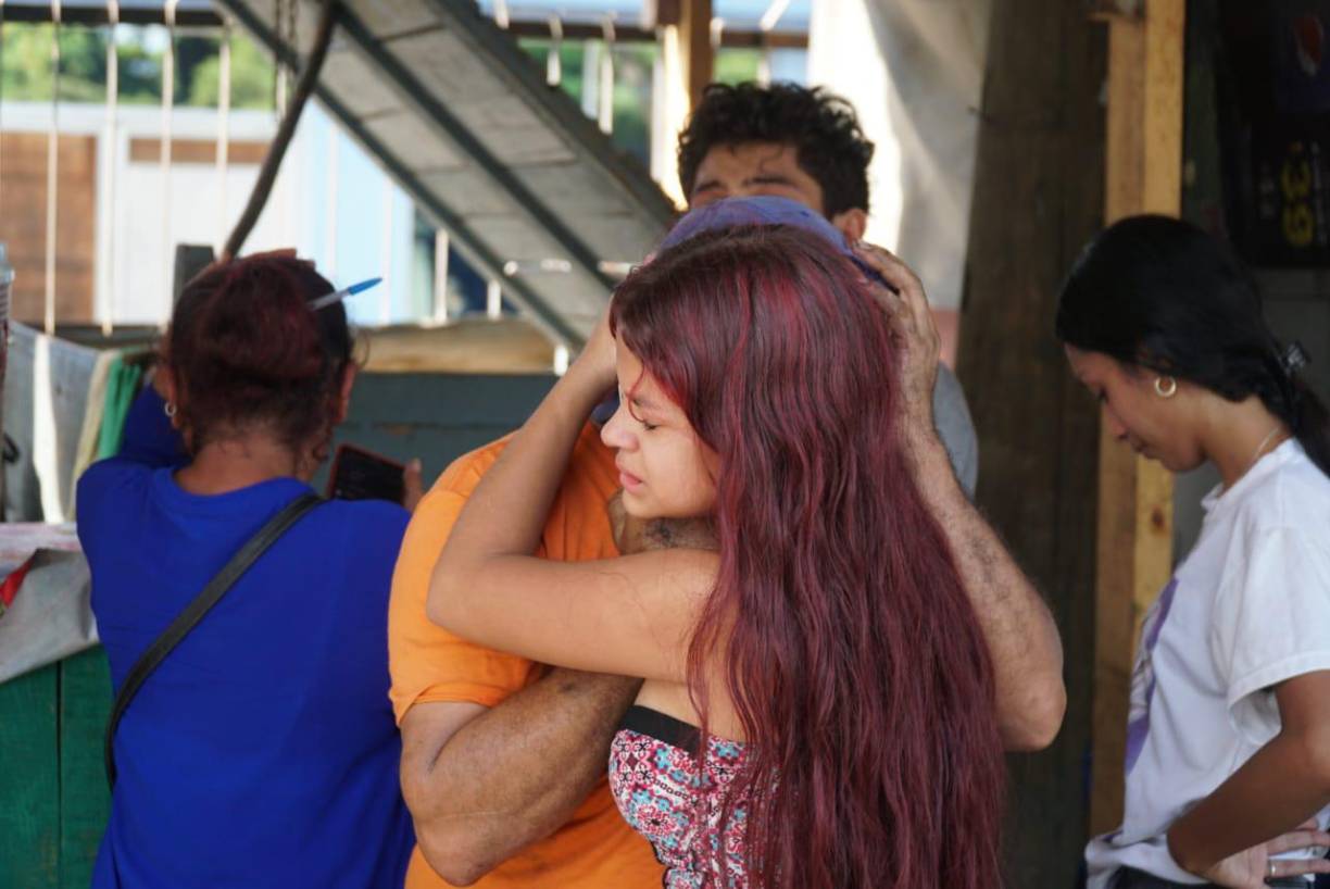 Familiares del ahora occiso, que llegaron a la escena del crimen, lamentaron su muerte y dijeron que este deja cuatro hijos. 