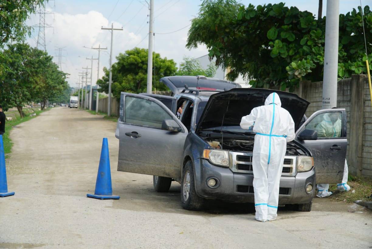 Mientras tanto, la Policía daba persecución a la camioneta Ford Escape en la que iban los asaltantes, la cual tenía reporte de robo desde el 21 de octubre de 2022 en la colonia Satélite.
