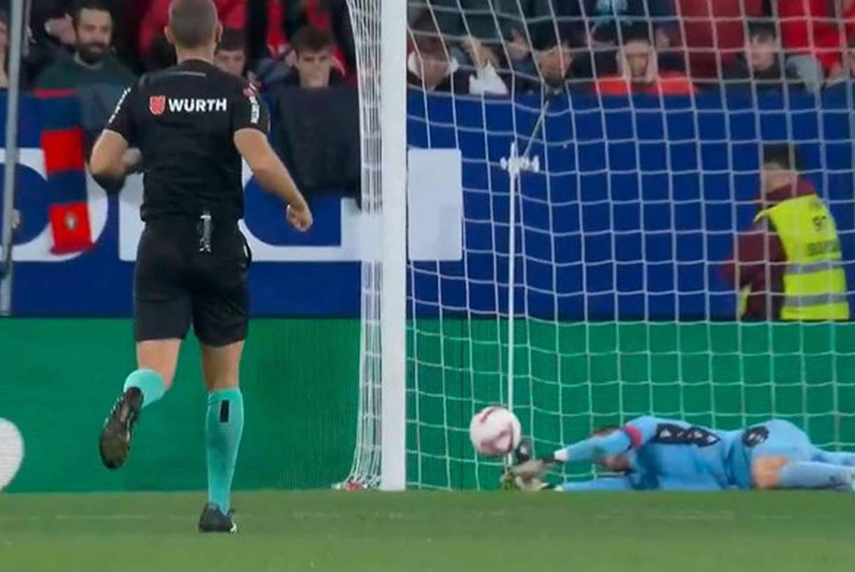 Sergio Herrera iba retrocediendo a su portería cuando remató Pau Víctor y el portero no pudo parar el balón que se le fue de las manos.