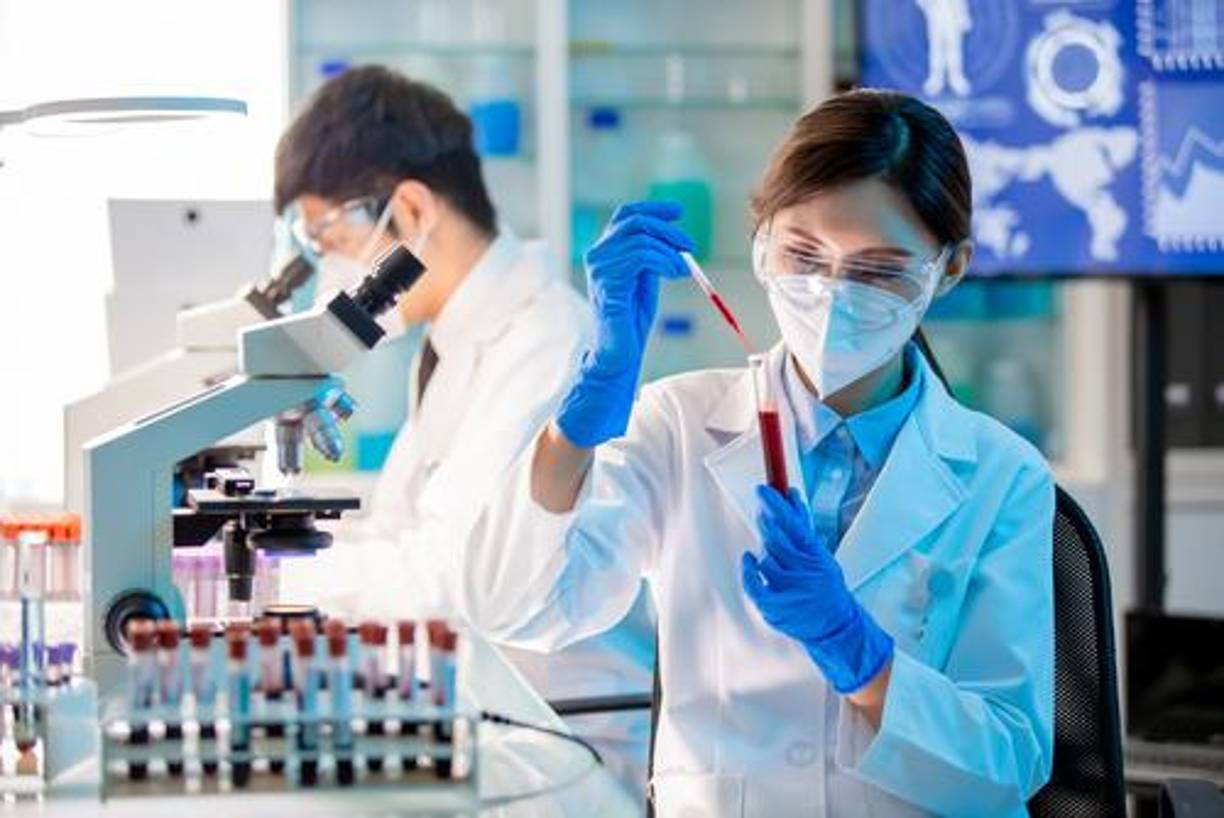 Los exámenes de niveles de anticuerpos antitiroideos son análisis de sangre que miden la presencia de anticuerpos que atacan la tiroides. Estos exámenes son importantes porque: Ayudan a identificar enfermedades autoinmunes como la tiroiditis de Hashimoto y la enfermedad de Graves, que son causas comunes de hipotiroidismo e hipertiroidismo, respectivamente. 