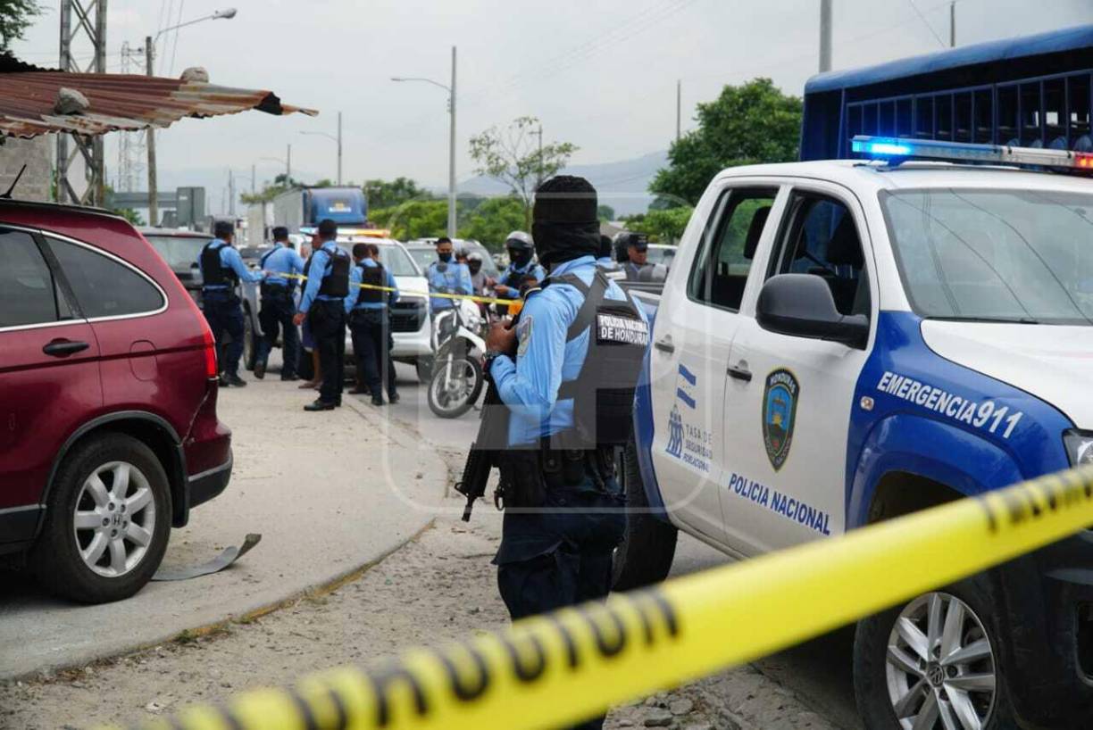 De acuerdo a relatos, a eso de las 2:30 pm se estacionó una camioneta negra frente al taller ubicado a la orilla de la trocha del segundo anillo periférico que conduce al bulevar del norte.