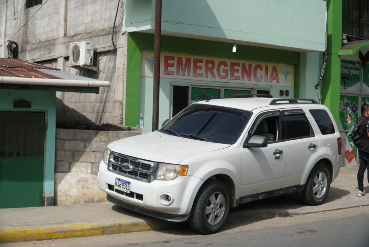 El automotor en el que se transportaba el funcionario es una camioneta Ford Escape, color blanco. 