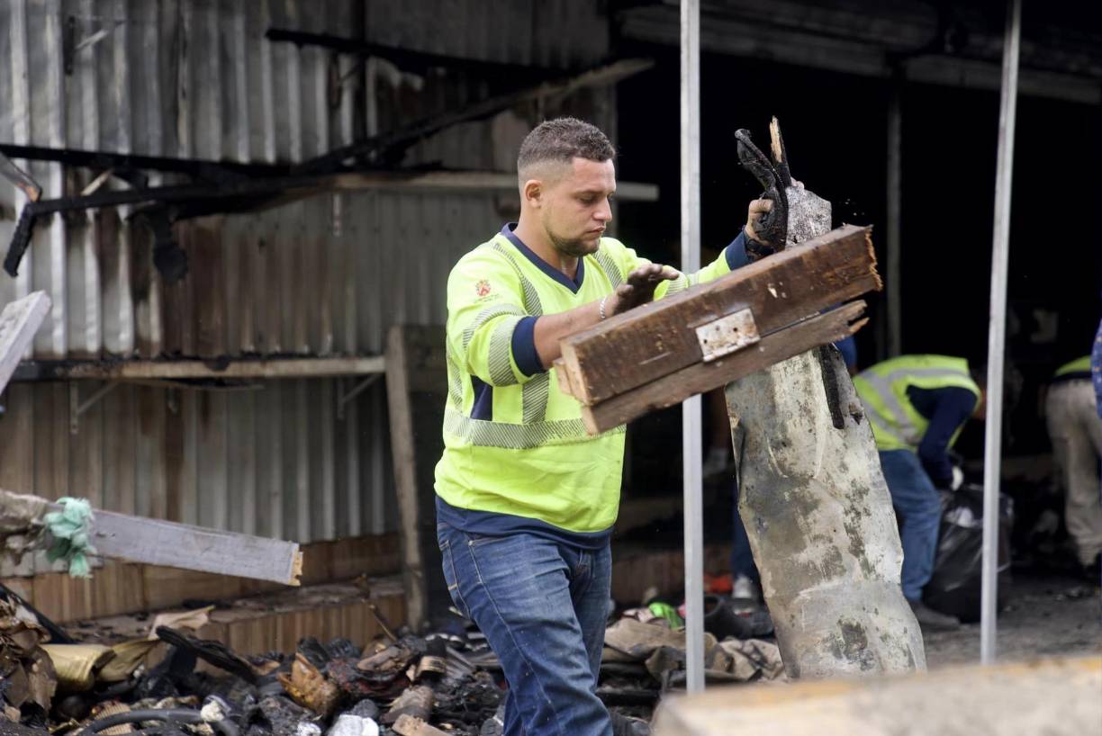 El siniestro comenzó a las 11:00 p.m. Las llamas arrasaron con la mercadería (ropa y zapatos), dejando cuantiosas pérdidas para los propietarios.