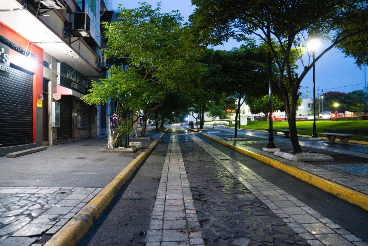 Los vendedores que tenían sus puestos en esa área ya no pueden colocarlos en esa zona, ubicada exactamente frente a los comercios y a la entrada principal de pasaje Valle.