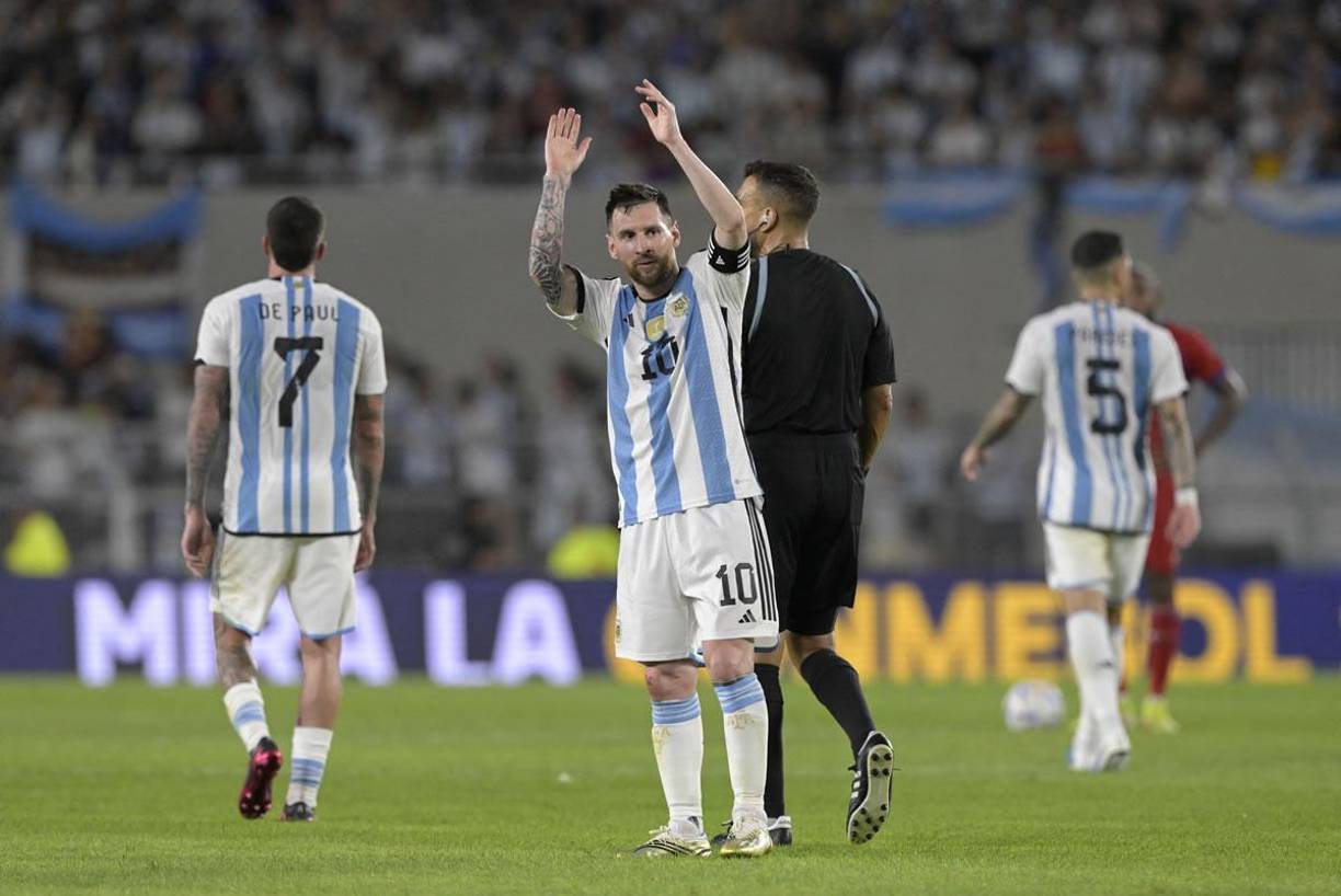 Lionel Messi agradeció el apoyo de los aficionados argentinos en el estadio Monumental.