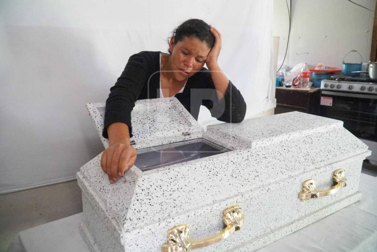 La pequeña está siendo velada este martes en San Pedro Sula, en medio de la tristeza y dolor de su familia, principalmente la de su madre. Fotografía: La Prensa / José Cantarero. 
