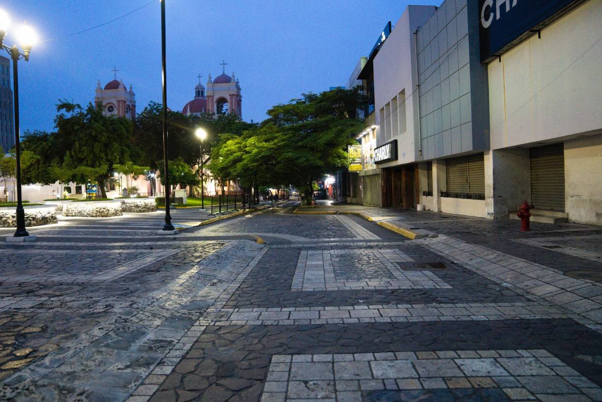 La acción se realizó en horas de la noche mientras los vendedores ubicados en la zona estaban en sus viviendas y tendrán que colocarse en otro sitio. 