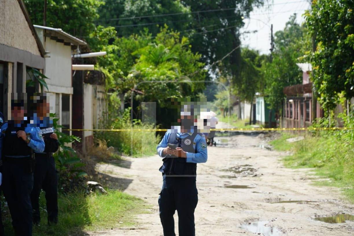 Los agentes resguardaron la zona en dónde se encontró el cuerpo del joven de 24 años. 