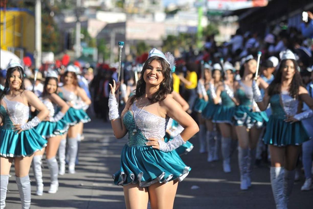 La bella capitalina iluminó las calles de la capital con su deslumbrante sonrisa.