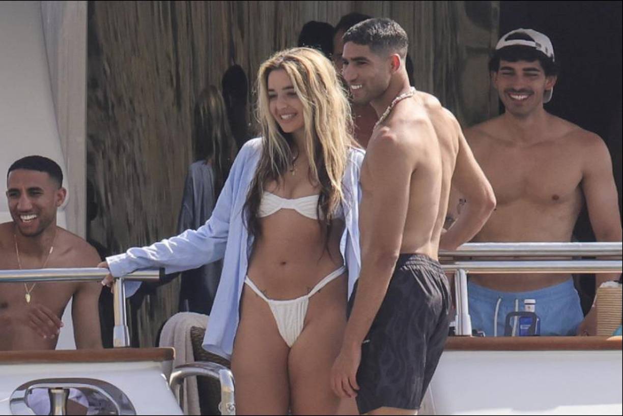 Lola Índigo y Achraf Hakimi fueron fotografiados juntos por la agencia Gtres, junto a un grupo de amigos, en Ibiza, de vacaciones, algo que ha levantado sospechas de relación, pero también críticas por ese posible romance con un jugador que ha vivido una dura acusación por violación.