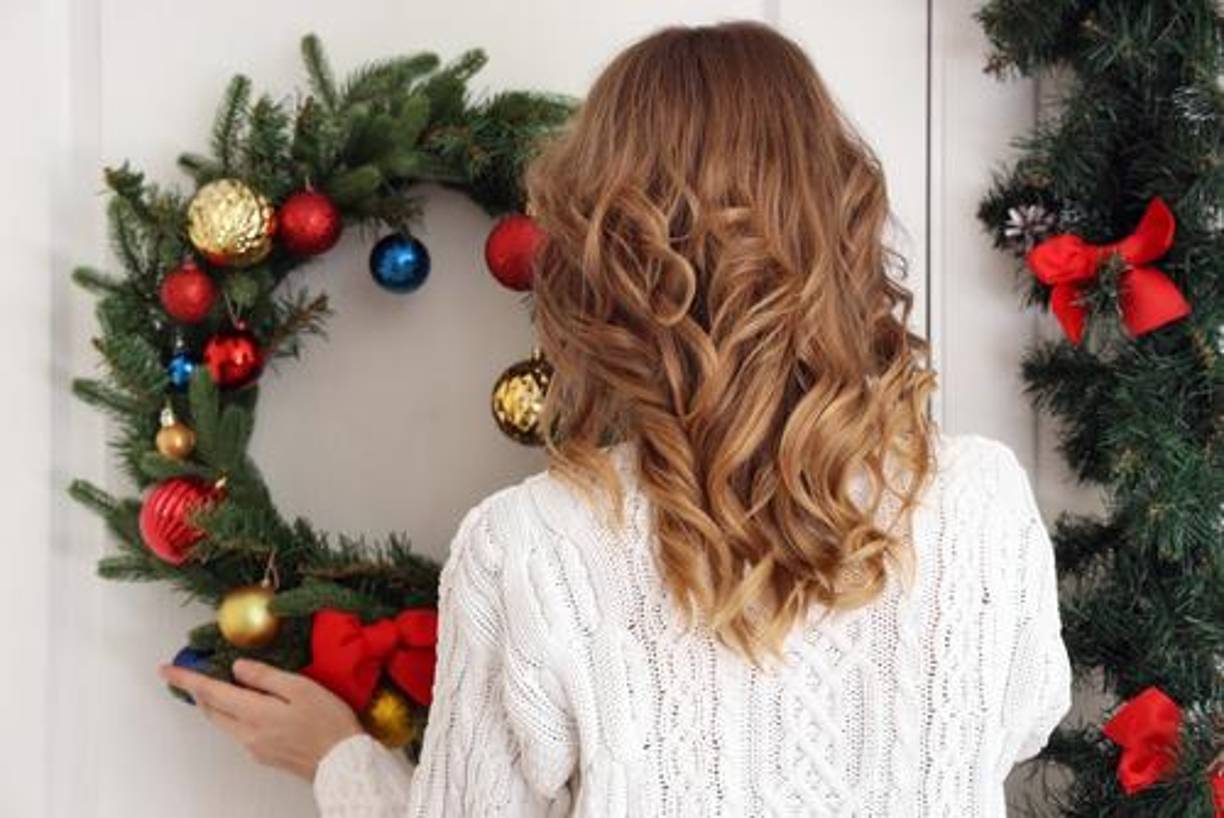 La nueva tendencia que reemplazará al árbol de Navidad en diciembre de 2024 son las coronas naturales. Esta alternativa no solo optimiza el uso del espacio, sino que también aporta frescura y armonía al ambiente. Las coronas pueden colocarse en puertas, paredes o mesas, permitiendo una decoración navideña que es tanto estética como funcional.