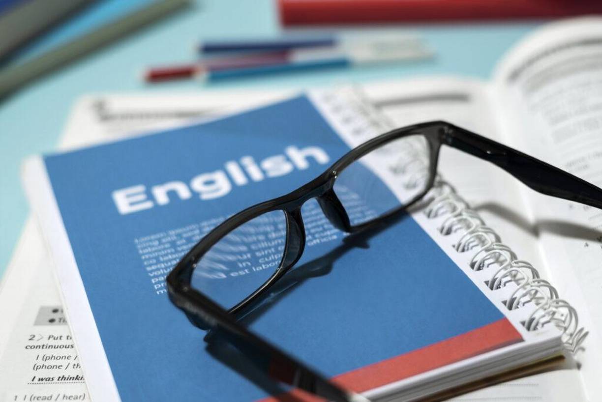 A día de hoy, el inglés es sin ninguna duda el idioma principal en el mundo de los negocios internacionales. De hecho, según los datos, aproximadamente el 80% de las ofertas de trabajo a distancia en empresas internacionales exigen un nivel alto de inglés.