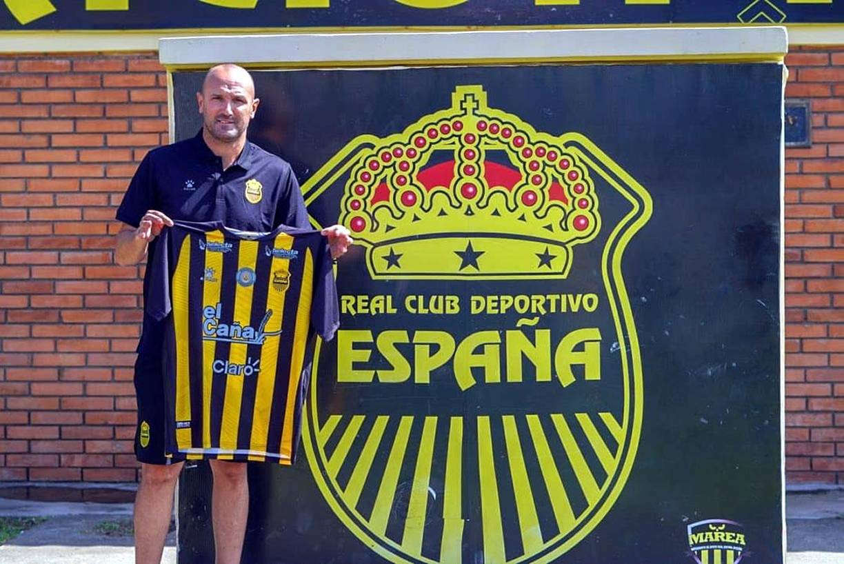Julio ‘Palomo’ Rodríguez fue presentado como nuevo entrenador del Real España, en sustitución de Héctor Vargas. El uruguayo firmó contrato por un año. Adelantó que se vienen bajas y fichajes.