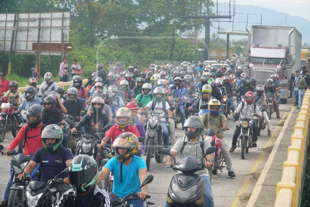 Tras dos más de dos horas de toma de carretera en la CA-13, las autoridades liberaron el paso a la altura del puente de río Chotepe, en La Lima. Fotografía: La Prensa / José Cantarero. 