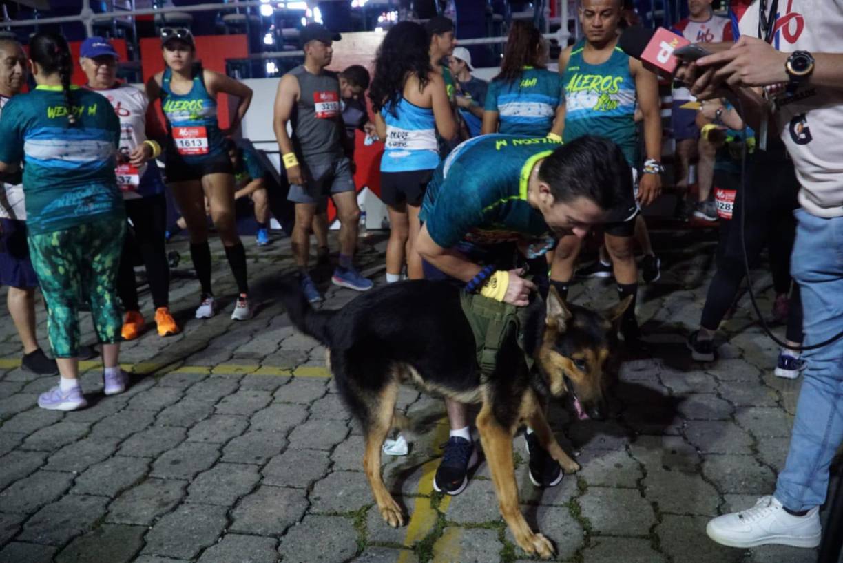 Algunos corredores compartieron la competencia con sus mascotas. 