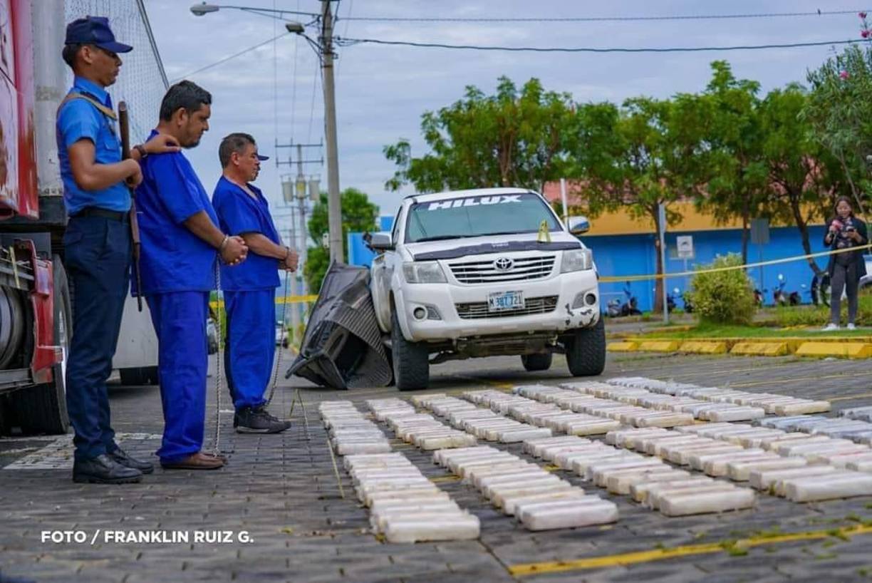 Dice la policía en su informe que el cabezal marca Volvo de color rojo que transportaba 237 tacos que resultó ser 261 kilogramos de cocaína, era conducido por el salvadoreño José Concepción Recinos Escobar de 55 años de edad, y tenía como propósito cruzar la frontera El Guasaule hacia territorio hondureño.
