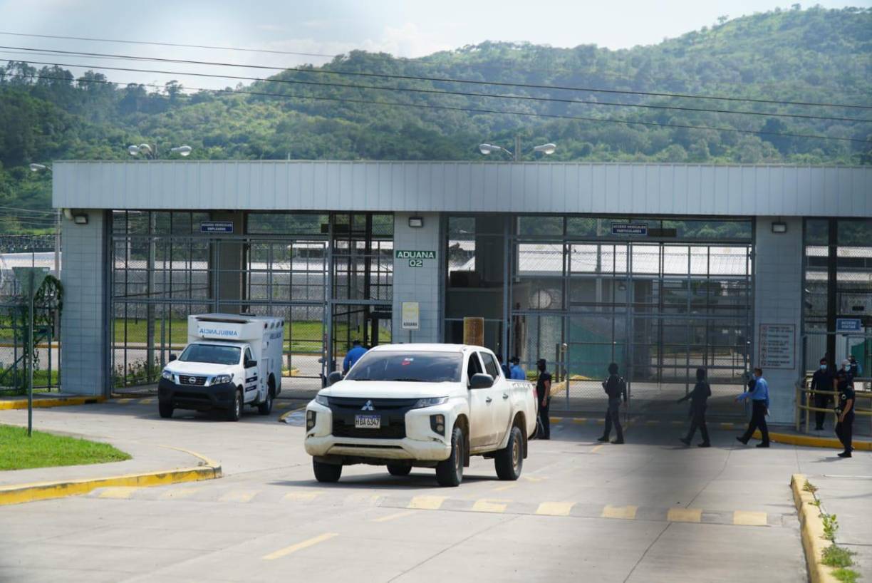 Los cuerpos fueron encontrados alrededor de las 7:30 de la mañana de ayer lunes cuando iban a entregarles el desayuno a los reclusos. 
