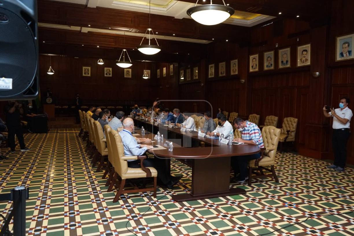 La reunión se realizó en el Salón Consistorial del Palacio Municipal de la ciudad de San Pedro Sula.