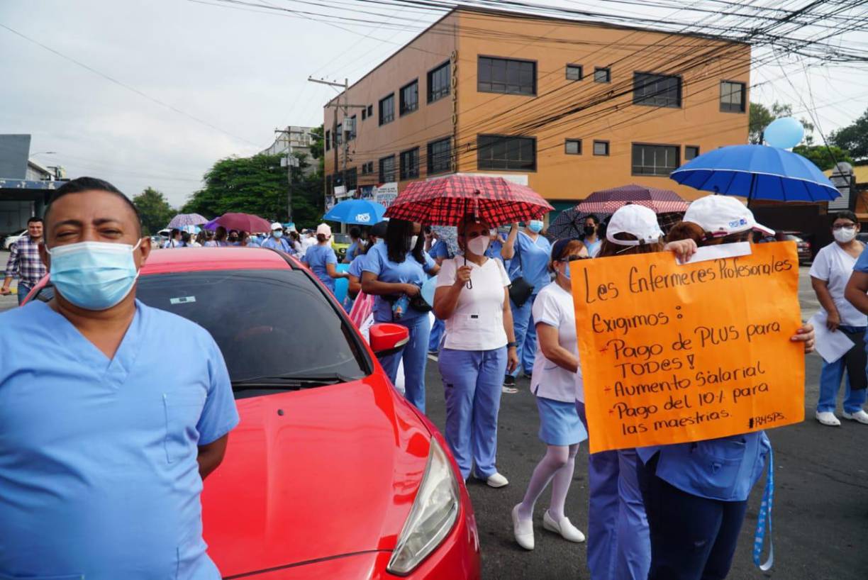 Entre las exigencias de las enfermeras y enfermeros está el aumento salarial. 