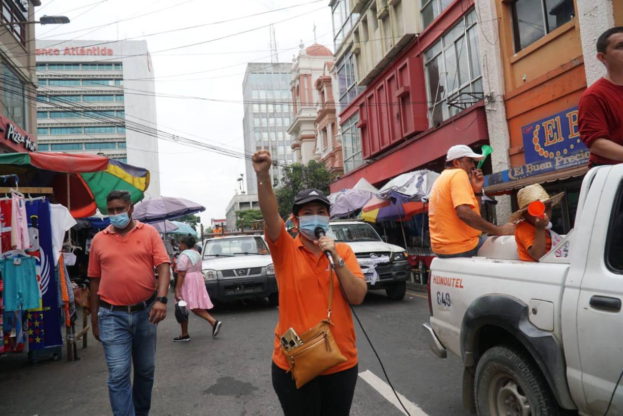 Los empleados llegaron a la protesta en compañía de sus hijos, quienes portaban mensajes de exigencia.