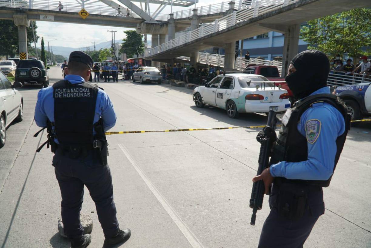 La Policía Nacional acordonó la escena del crimen, en donde quedaron dispersados varios casquillos de arma de fuego. 