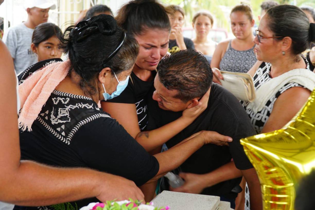 El llanto invadió a familiares, principalmente, al padre la pequeña, José Manuel Dubón. 
