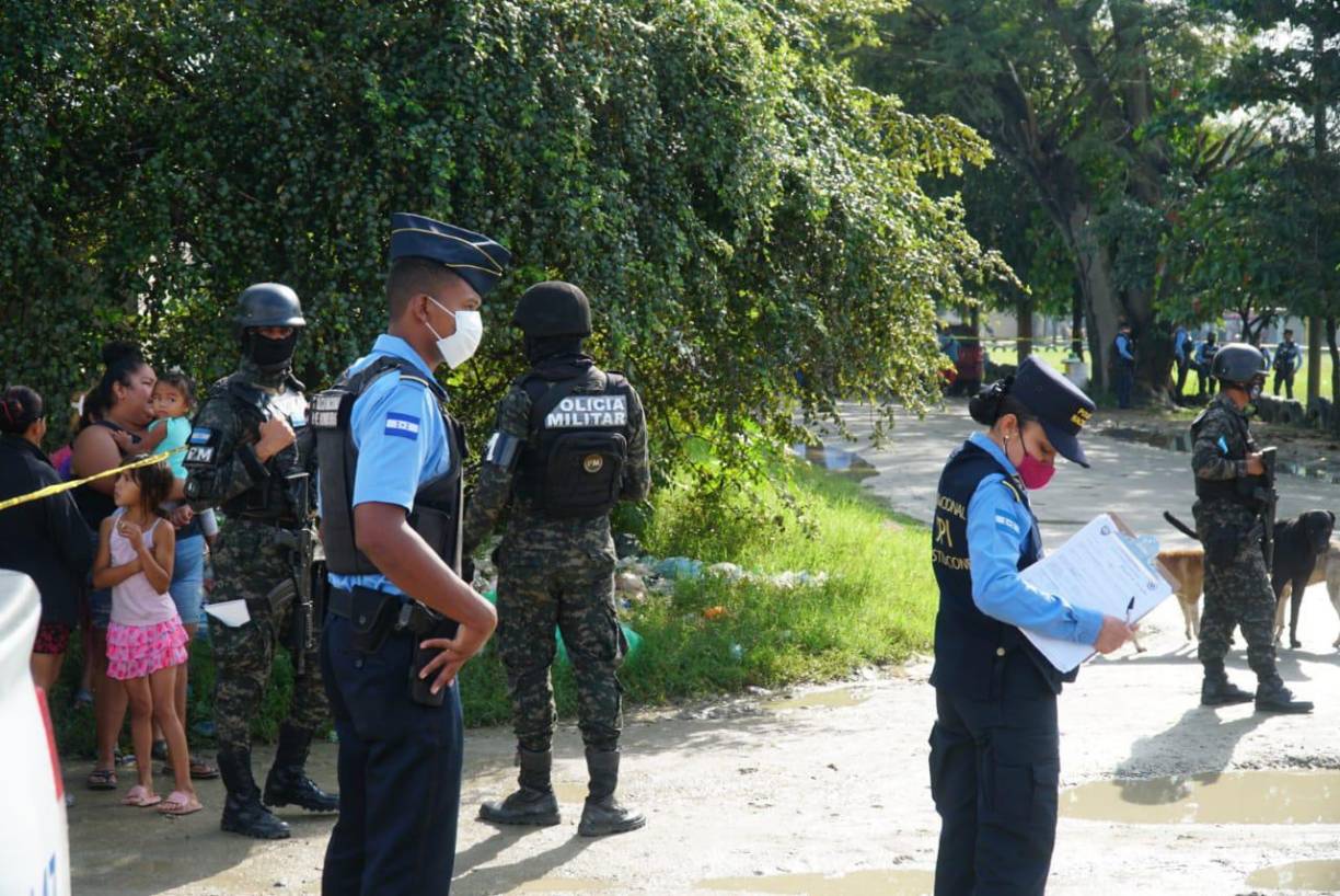 El campo de fútbol en donde fueron hallados los cuerpos es el mismo que los policías usaron el martes 6 de diciembre para formarse antes iniciar operaciones por el estado de excepción.
