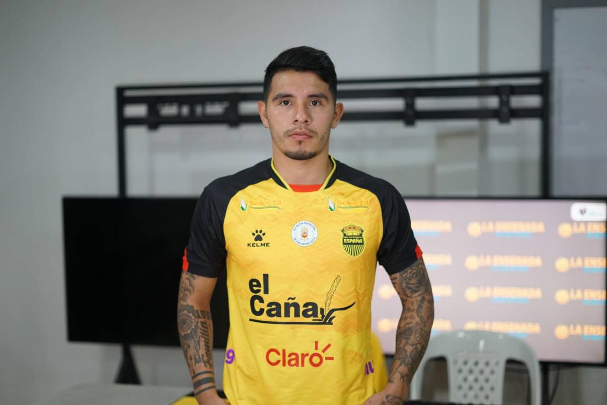  Ezequiel Alexander Denis: Volante argentino que fue presentado como nuevo jugador del Real España. Cuenta con 25 años de edad y llega procedente del Club Atlético San Martín de la Primera Nacional, es decir la segunda división del fútbol argentino.