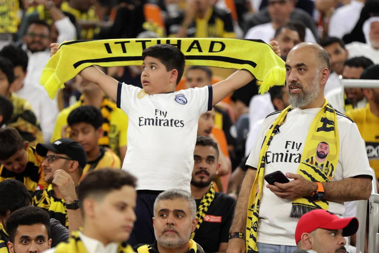 Se veían mensajes de bienvenida, a veces en francés (“Je t’aime, Benzema”), así como camisetas de Benzema, tanto la del Real Madrid como la nueva del Al Ittihad.