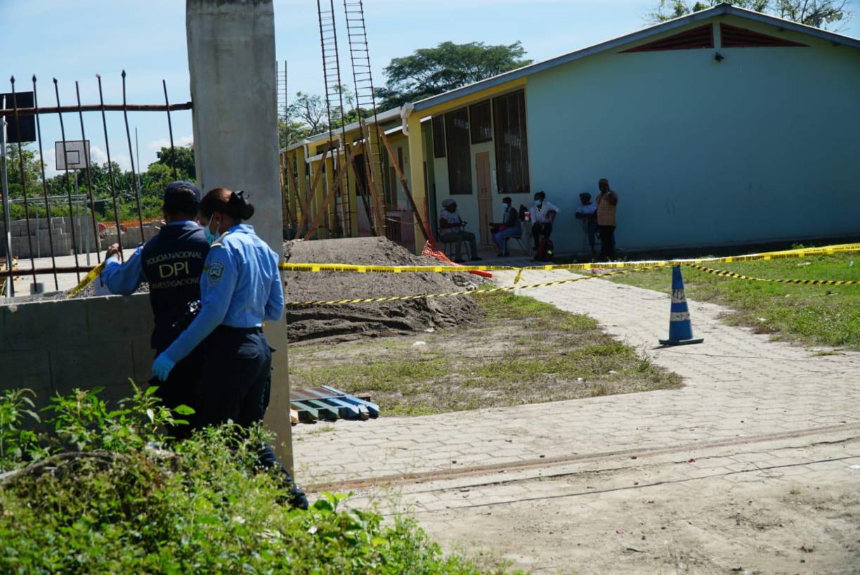 Agentes uniformados acordonaron el área y más tarde llegó Medicina Forense para hacer el levantamiento.