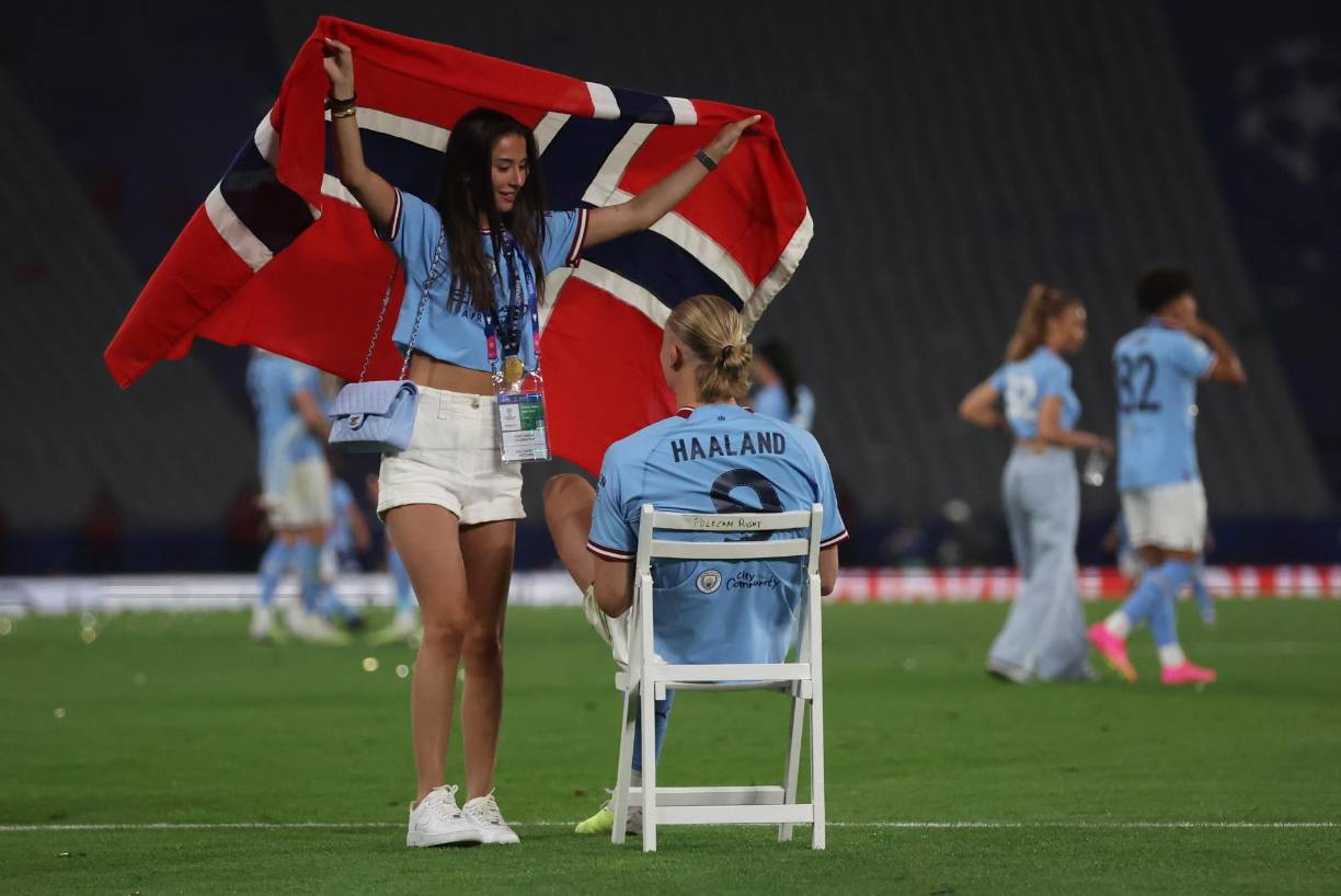Isabel Haugseng Johansen, novia de Haaland, sorprendió al goleador ya que le llevó la bandera de Noruega para celebrar la conquista de la Champions League.