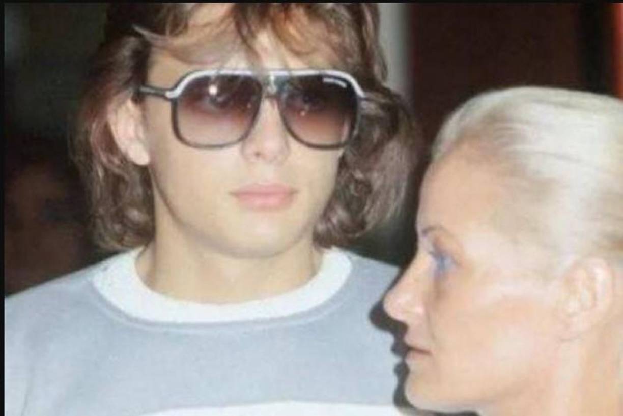 “Está en un hospital público al que uno puede entrar sin registrarse. Hoy, pido hablar con ella, directamente. Pero la primera vez entré con mis primas que ya habían ido, yo fui la última que me incorporé. Entonces llevé a mi mamá, porque las dos se conocían. En ese momento, ella no permitía que nadie se acercara ni que la tocaran. Sin embargo, cuando entramos a la habitación y se vio con mi madre se dio una cosa única”, recordó. Cabe destacar que el artista jamás se proclamó al respecto ni confirmó esta versión públicamente.