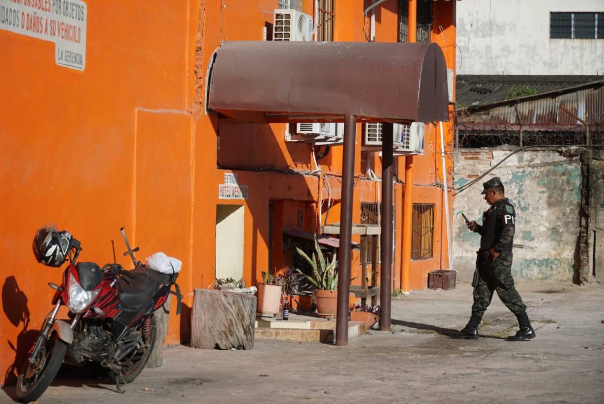 Los hechos ocurrieron cuando un hombre armado ingresó al hotel y disparó contra su víctima. Sin embargo, el atacado respondió disparando su arma e hirió al sicario.