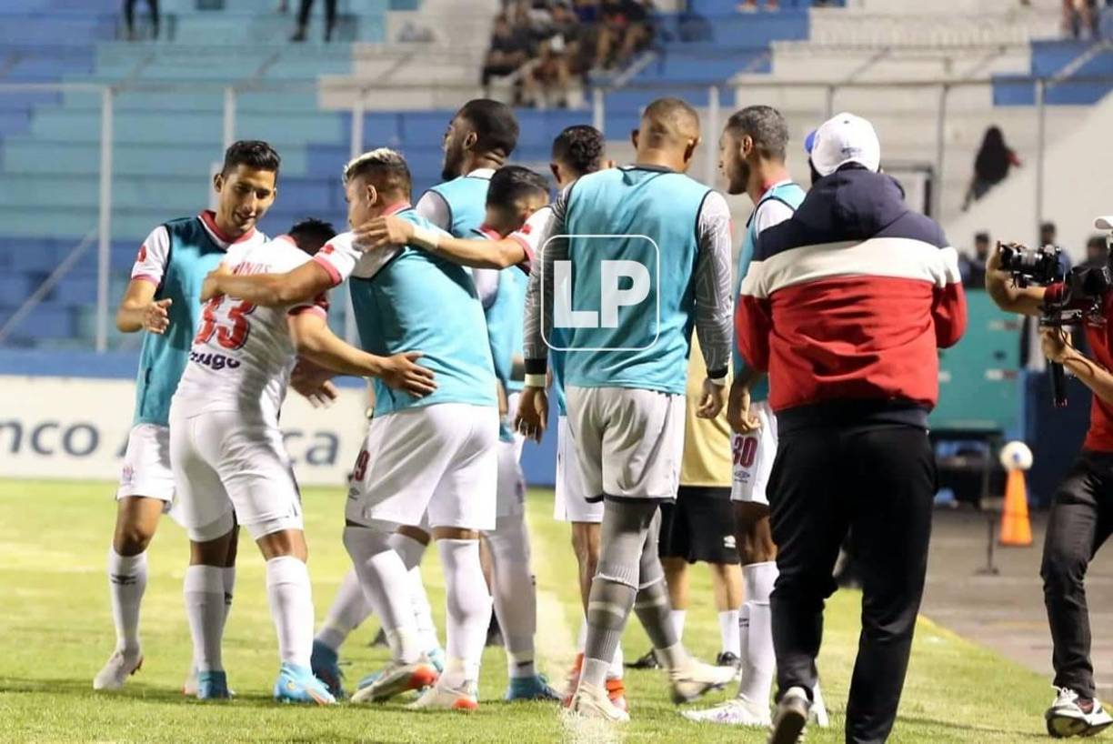 Jugadores del Olimpia celebrando el glazo de Michaell Chirinos.