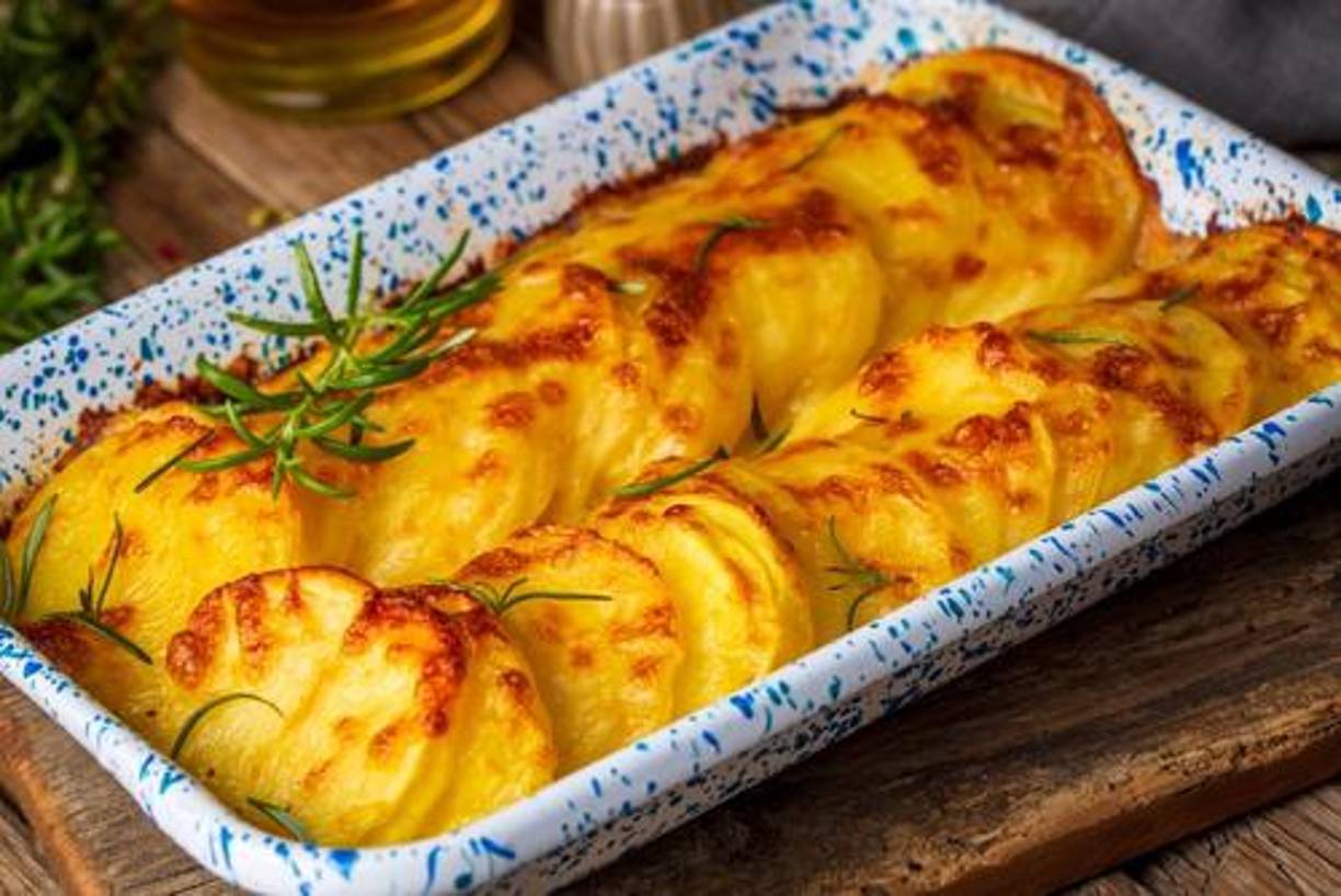 4. Gratinado de papas: El gratinado de papas es una guarnición rica y reconfortante. Corta las papas en rodajas finas y hornéalas con crema, queso y un toque de nuez moscada.