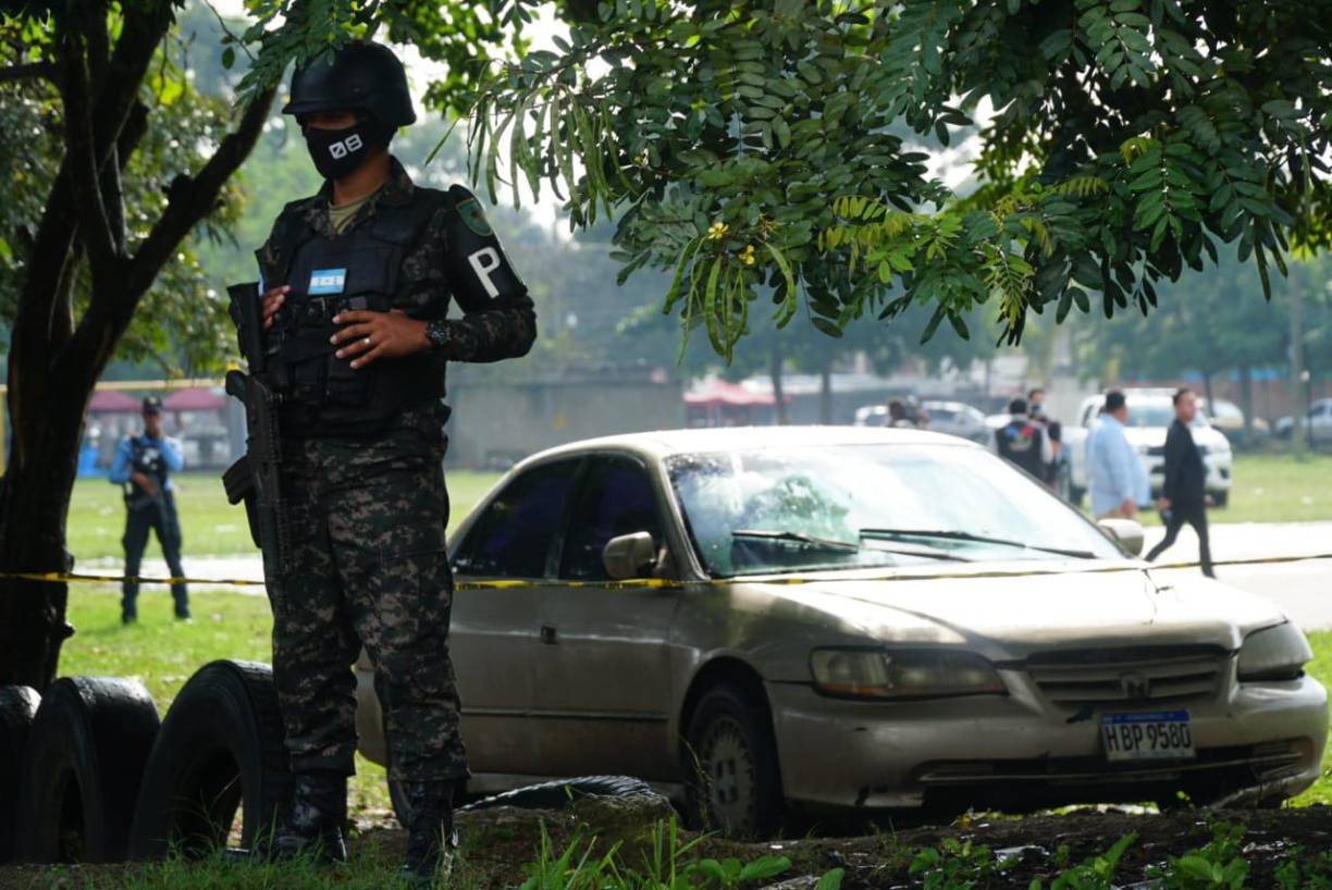 Los criminales dejaron a las víctimas semidesnudas y atadas de pies y manos dentro de un Honda Accord dorado.