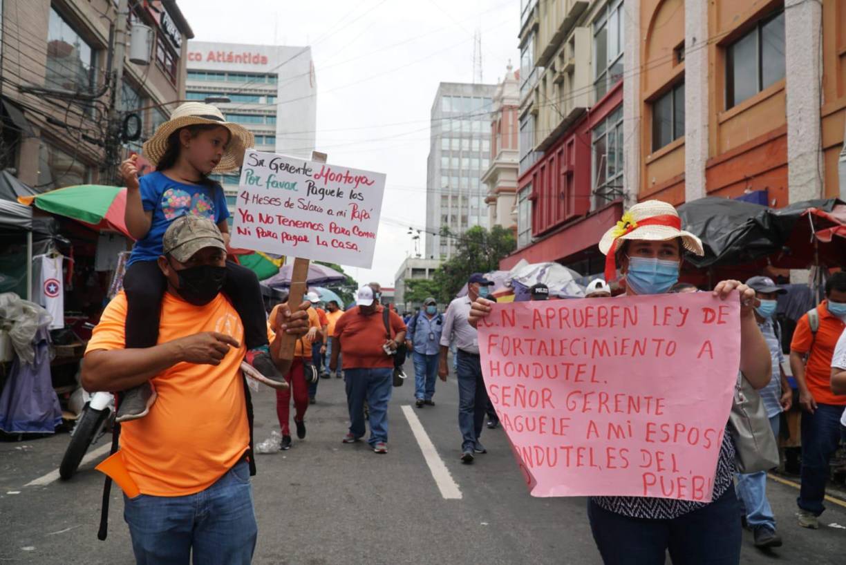 Los afectados manifestaron que no tienen dinero ni para pagar comida ni casa, ya que les deben salario de mayo, junio, julio, 14 avo, y vacaciones.