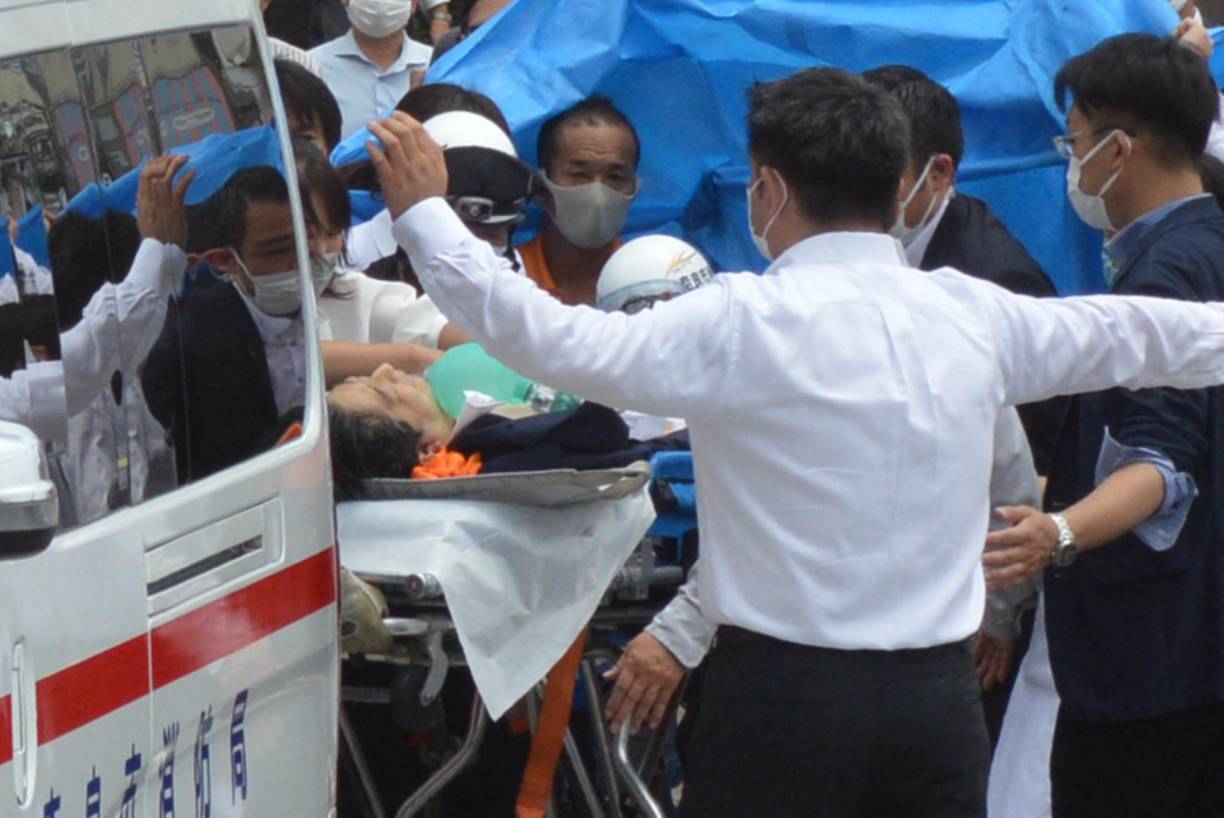 “Shinzo Abe fue llevado (al hospital) a las 12H20 (local). Estaba en estado de paro cardiorrespiratorio a su llegada. Se intentó reanimarlo. Desgraciadamente, falleció a las 17H03” (08H03 GMT), declaró Hidetada Fukushima, responsable de medicina de urgencia en el hospital de la universidad médica de Nara (oeste).