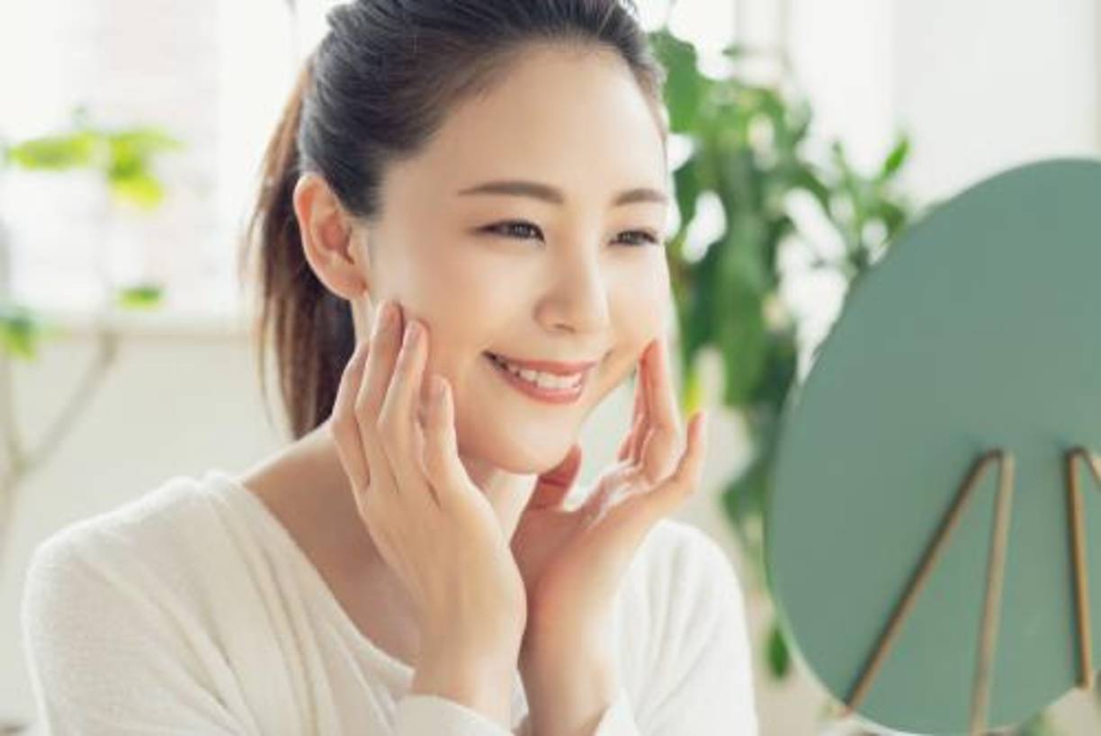 1. Doble LimpiezaLa doble limpieza es el primer paso crucial. Consiste en usar un limpiador a base de aceite para eliminar el maquillaje y el protector solar, seguido de un limpiador a base de agua para eliminar el sudor y las impurezas restantes. Este método asegura una piel completamente limpia y preparada para absorber los productos siguientes.