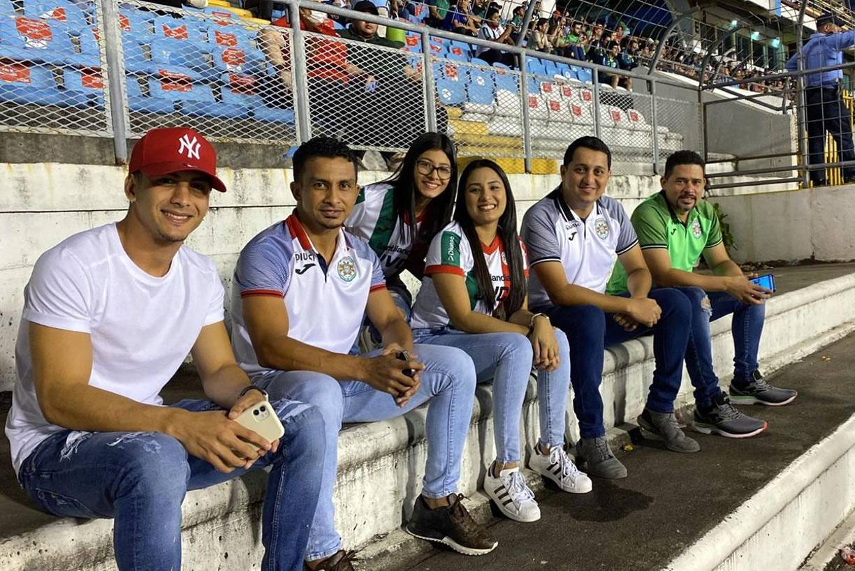 La leyenda verdolaga Mario Berríos, junto a su hermano Víctor, también presenciaron el clásico sampedrano.