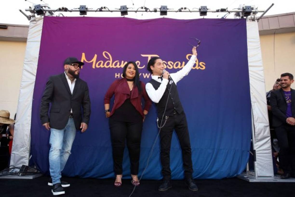 La escultura de Selena, quien era originaria de Lake Jackson, Texas, la muestra cuando era una veinteañera que disfrutaba de un éxito musical que fue truncado el 31 de marzo de 1995, al ser asesinada por Yolanda Saldívar, entonces presidenta de su club de fans.