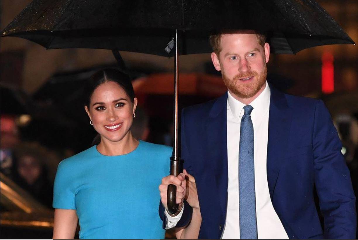 La fuente del Palacio de Kensington detalla que Markle luchó para poder adaptarse a la vida de la realeza desde que se casó con el príncipe Harry en 2018, pues afirma, le gustaba la fama mundial que recibió como nueva princesa, pero no le gustaban las restricciones del puesto.