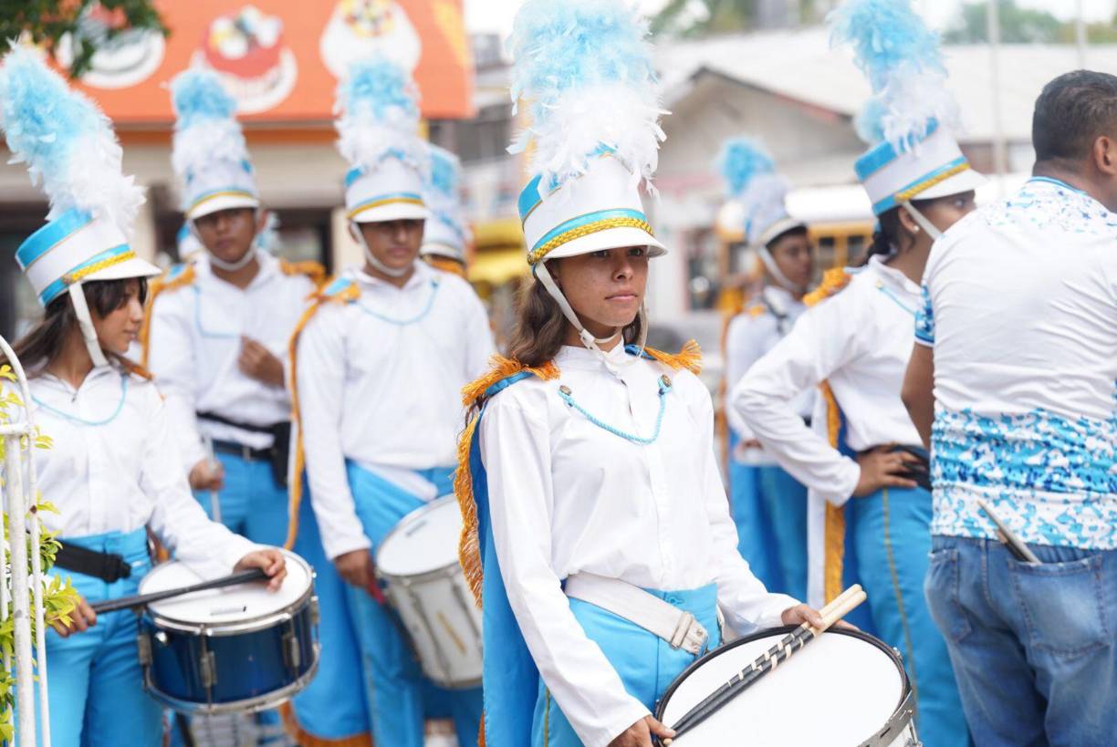 Durante los actos, los educandos fueron recibidos con bombos y tambores por su dedicación y entrega al programa que les enseñó sus primeras letras y que salieran de las cifras del analfabetismo en Honduras.