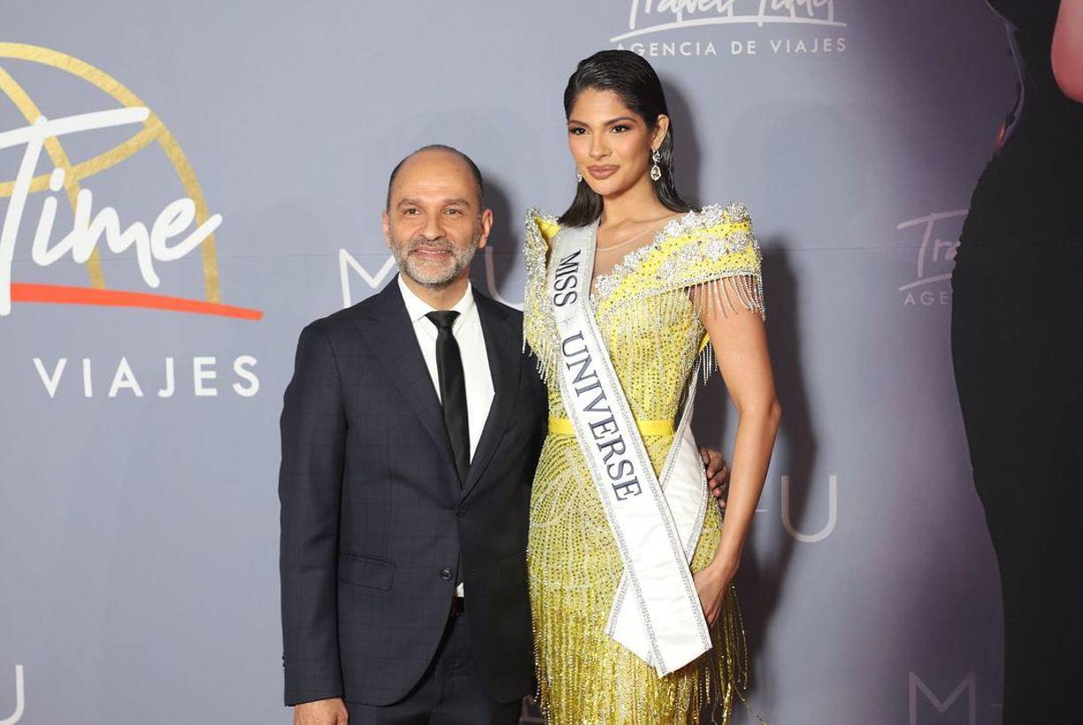  “Estoy contenta y muy emocionada por conocer quién será mi sucesora. Este año ha sido un sueño hecho realidad y estoy agradecida por cada momento vivido”, comentó. En la imagen la acompaña, el representante de la agencia de viajes Travel Time.