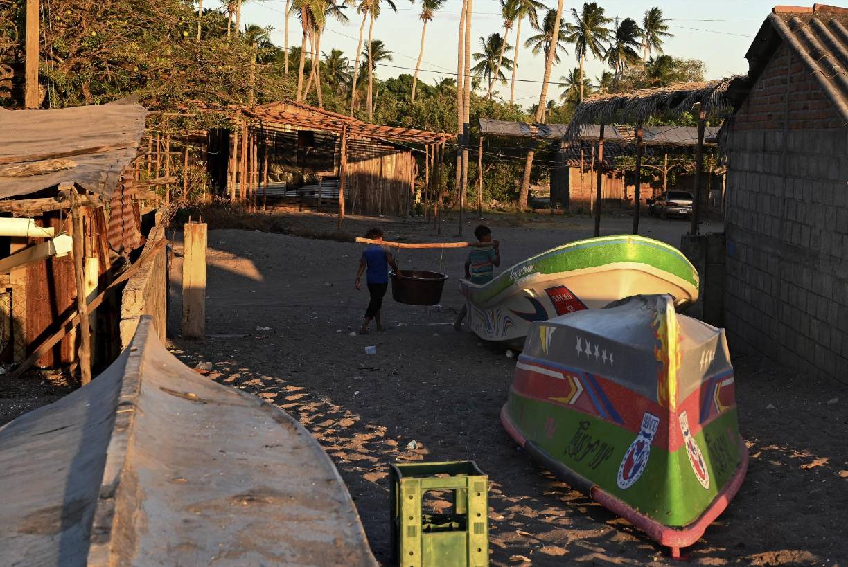 El mar ha ido “avanzando” hasta inundar 105 metros en 17 años, declara a la AFP en base al informe Jorge Reyes, jefe de Proyectos de Coddeffagolf. El informe establece cómo era Cedeño en 2004 y luego en 2021.