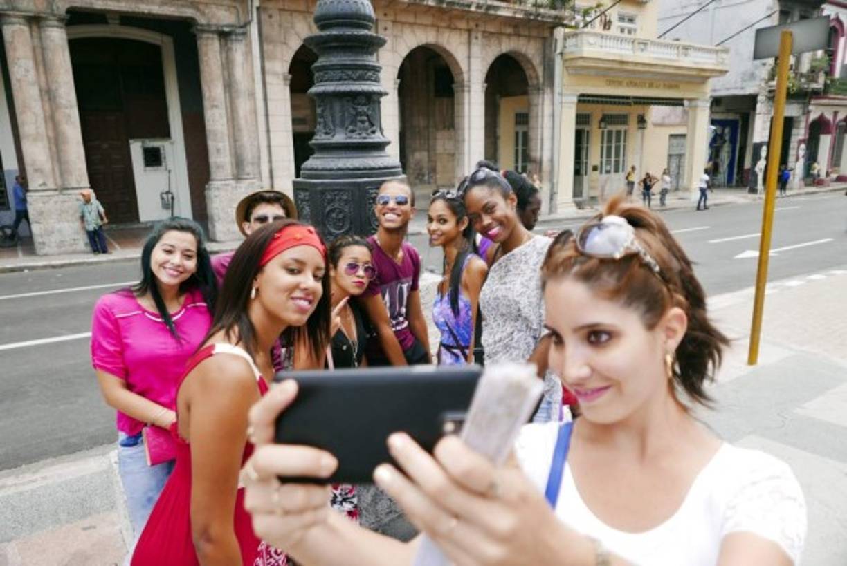 Algunos de los asistentes al desfile de Chanel en La Habana.