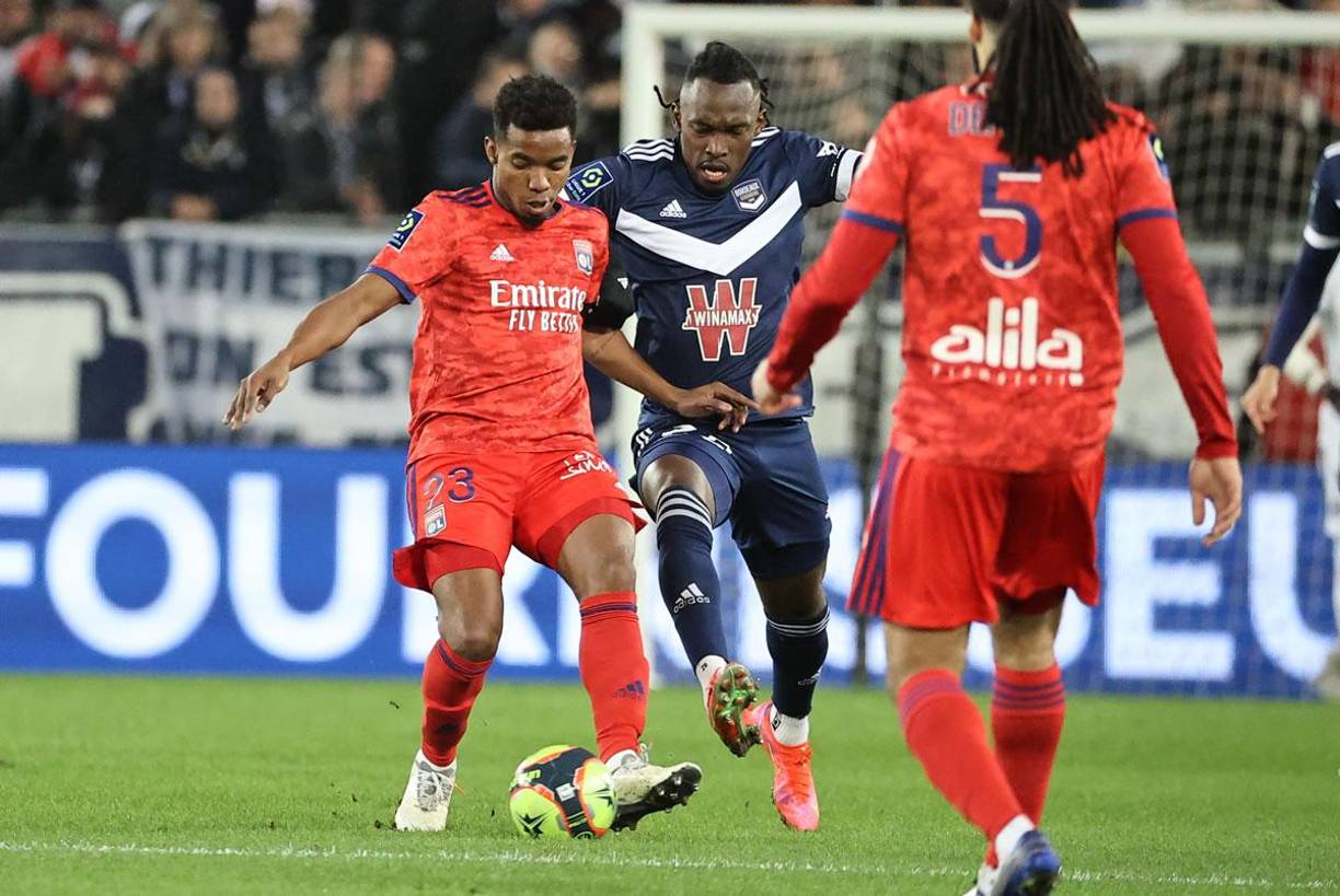 Alberth Elis disputando el balón con el centrocampista brasileño Thiago Mendes.