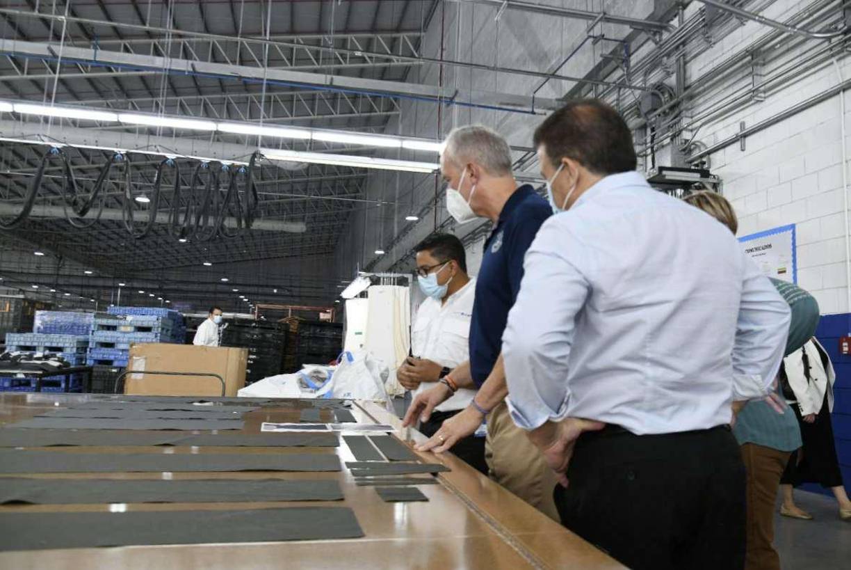 Así lo indicó la embajadora de Estados Unidos en Honduras, Laura Dogu, quien forma parte de la delegación que incluye ejecutivos de la industria.La delegación, encabezada por el congresista Lou Correa, presidente del Subcomité de Supervisión, Gestión y Responsabilidad del Comité de Seguridad Nacional de la Cámara de Representantes, visitó las empresas Parkdale Mills, Elcatex y SanMar, las cuales se están expandiendo en la región.